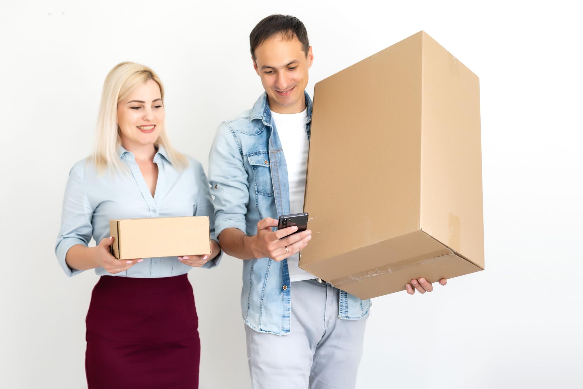 concepto de mudanza, hogar y familia - pareja sonriente sosteniendo cajas de cartón