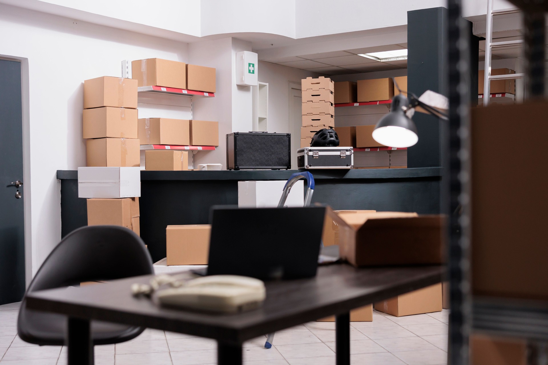 Interior vacío de enorme almacén de distribución con estantes altos llenos de cajas de cartón