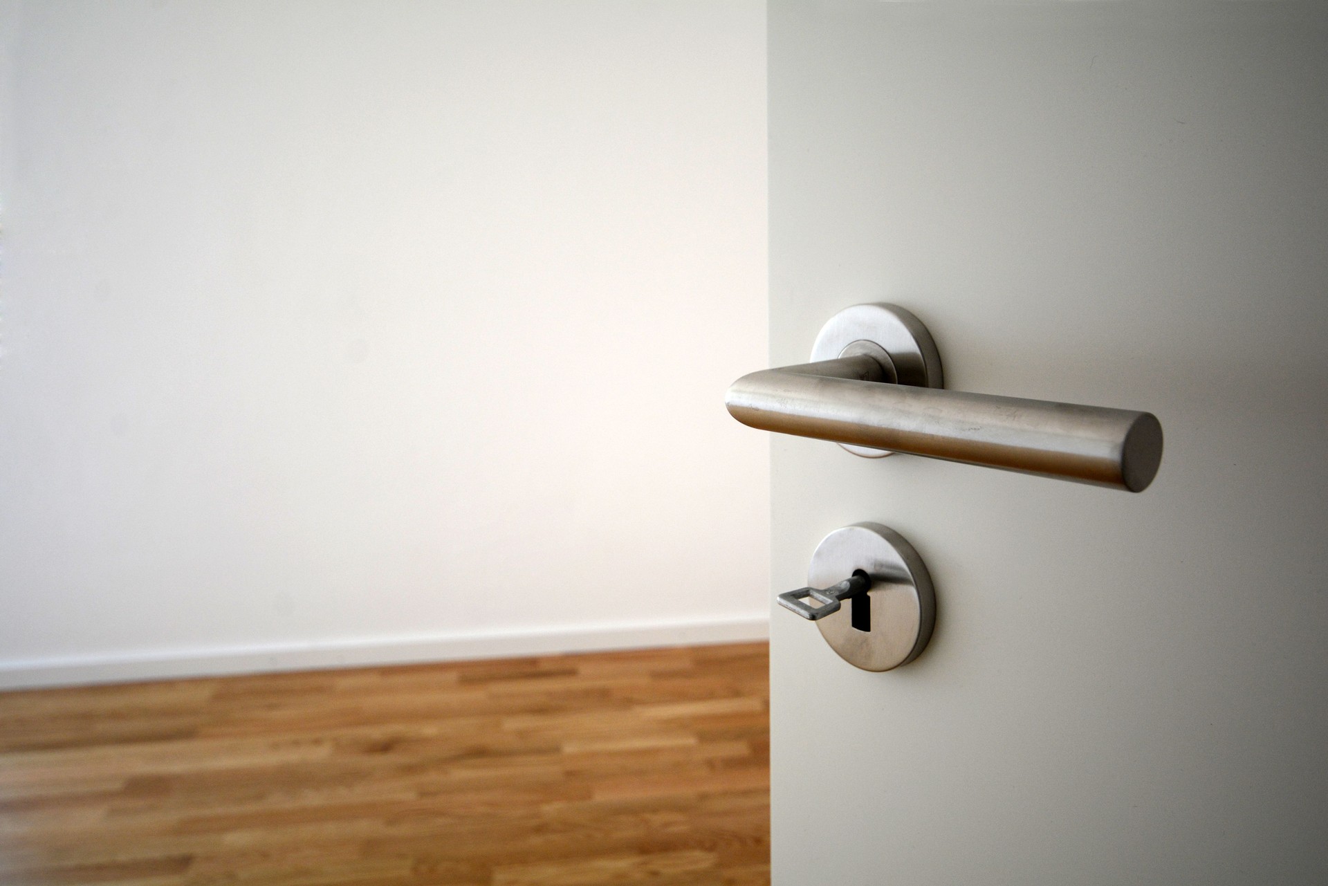 Reubicación Traslado a nuevo apartamento - Puerta a la sala de estar moderna, propiedad de nueva construcción