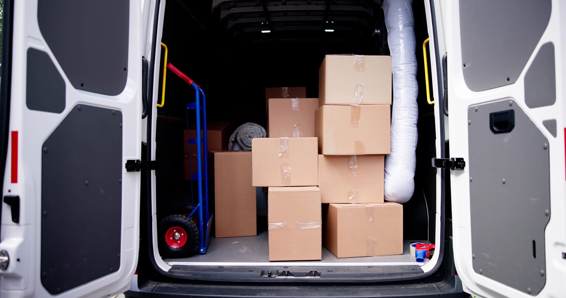 Mudanzas profesionales que entregan cajas empacadas del servicio de reubicación de negocios